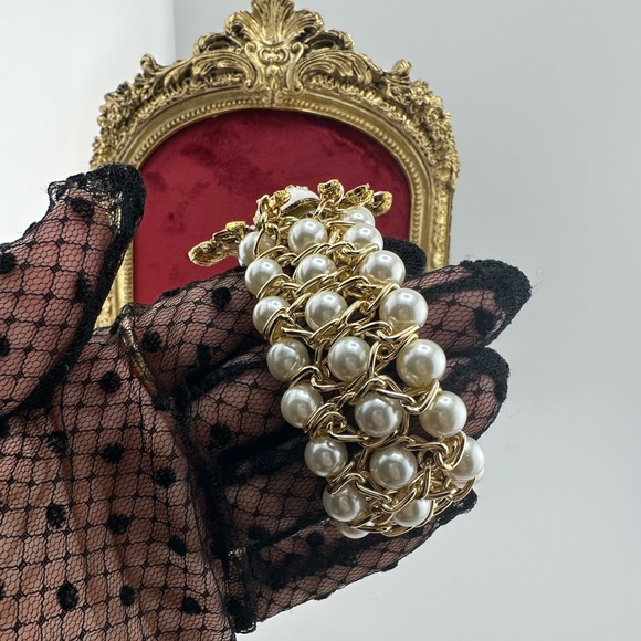 Vintage Luxury Honeybee Gold White Pearl Linked Bracelet - Picture 6 of 13